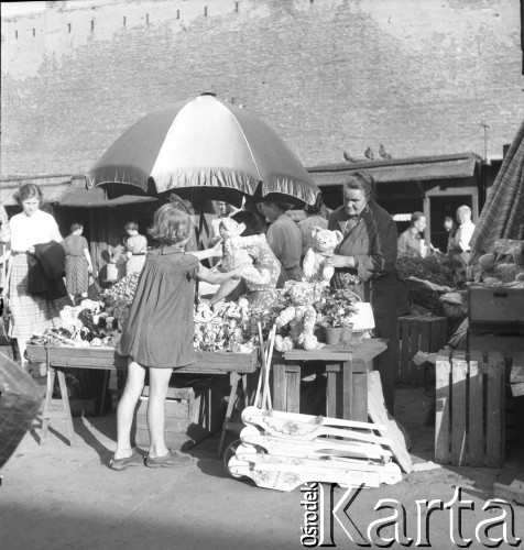 lata 50-te, Warszawa, Polska.
Bazar Różyckiego - stragan z zabawkami.
Fot. Irena Jarosińska, zbiory Ośrodka KARTA.