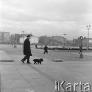 Styczań 1956, Warszawa, Polska
Przed Pałacem Kultury i Nauki.
Fot. Irena Jarosińska, zbiory Ośrodka KARTA