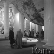 1955-1956, Warszawa, Polska.
Ogólnopolska Wystawa Sztuki Ludowej w Pałacu Kultury i Nauki.
Fot. Irena Jarosińska, zbiory Ośrodka KARTA