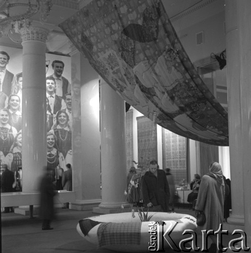 1955-1956, Warszawa, Polska.
Ogólnopolska Wystawa Sztuki Ludowej w Pałacu Kultury i Nauki.
Fot. Irena Jarosińska, zbiory Ośrodka KARTA