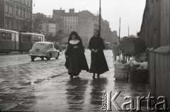 lata 50-te, Warszawa, Polska
Warszawska ulica - zakonnice przechodzą ulicą.
Fot. Irena Jarosińska, zbiory Ośrodka KARTA