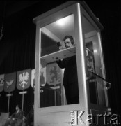 1957, Polska.
Teleturniej Zgaduj-Zgadula prowadzony przez Stanisława Pietrasiewicza. 
Fot. Irena Jarosińska, zbiory Ośrodka KARTA
