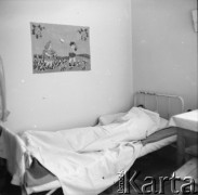 1950-1960, Nowa Huta, Kraków, Polska.
Wnętrze pokoju w hotelu robotniczym. W łóżku odpoczywająca kobieta. 
Fot. Irena Jarosińska, zbiory Ośrodka KARTA