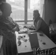 1950-1960, Nowa Huta, Kraków, Polska.
Kobiety przy stole w hotelu robotniczym.
Fot. Irena Jarosińska, zbiory Ośrodka KARTA
