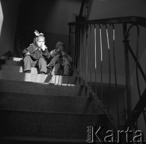 1950-1960, Nowa Huta, Kraków, Polska.
Dzieci na klatce schodowej.
Fot. Irena Jarosińska, zbiory Ośrodka KARTA