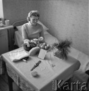 1950-1960, Nowa Huta, Kraków, Polska.
Wnętrze pokoju w hotelu robotniczym. Mieszkanka pokoju przy stole.
Fot. Irena Jarosińska, zbiory Ośrodka KARTA