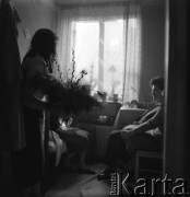1950-1960, Nowa Huta, Kraków, Polska.
Kobiety w pokoju w hotelu robotniczym. Na pierwszym planie palma wielkanocna.
Fot. Irena Jarosińska, zbiory Ośrodka KARTA. 



