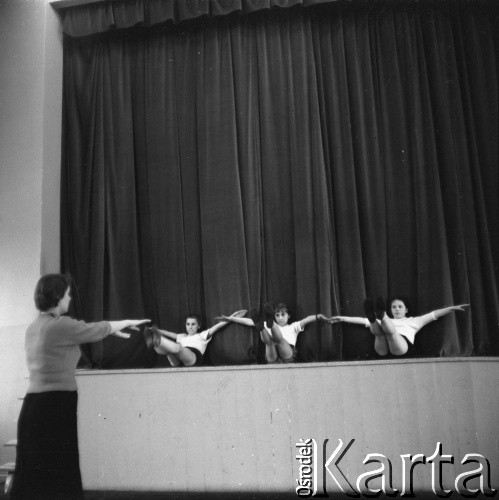 1950-1960, Kraków, Nowa Huta, Polska.
Próba baletowego zespołu dziewczęcego.
Fot. Irena Jarosińska, zbiory Ośrodka KARTA.
 



