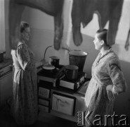 1950-1960, Nowa Huta, Kraków, Polska.
Kobiety w kuchni.
Fot. Irena Jarosińska, zbiory Ośrodka KARTA