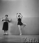 1950-1960, Nowa Huta, Polska.
Próba baletowa. Nauczycielka z uczennicą.
Fot. Irena Jarosińska, zbiory Ośrodka KARTA.
 




