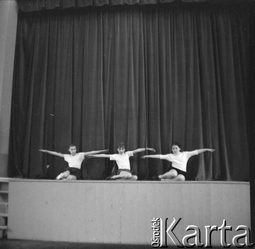 1950-1960, Nowa Huta, Polska.
Na scenie próba baletowego zespołu dziewczęcego.
Fot. Irena Jarosińska, zbiory Ośrodka KARTA.
 



