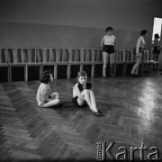 1950-1960, Nowa Huta, Polska.
Dziewczynki w sali baletowej.
Fot. Irena Jarosińska, zbiory Ośrodka KARTA.
 



