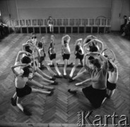 1950-1960, Nowa Huta, Polska.
Próba baletowego zespołu dziewczęcego.
Fot. Irena Jarosińska, zbiory Ośrodka KARTA.
 



