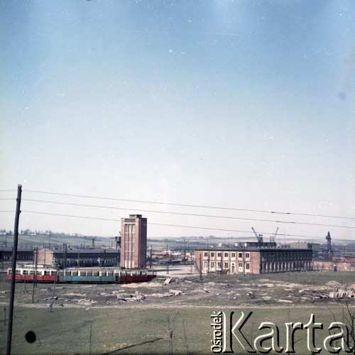 1960-1970, niezidentyfikowane miejsce,  Polska.
Zajezdnia tramwajowa (?).
Fot. Irena Jarosińska, zbiory Ośrodka KARTA 
