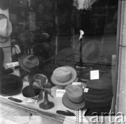 Lata 50., Polska.
Wystawa sklepu z kapeluszami.
Fot. Irena Jarosińska, zbiory Ośrodka KARTA