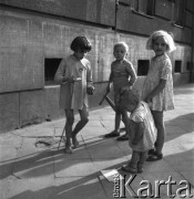 Lata 50., Warszawa, Polska.
Dzieci na ulicy Foksal.
Fot. Irena Jarosińska, zbiory Ośrodka KARTA