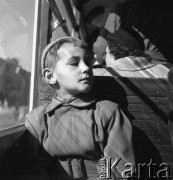 Lata 50., Polska.
Marek Jarosiński - syn fotografki Ireny Jarosińskiej - w tramwaju.
Fot. Irena Jarosińska, zbiory Ośrodka KARTA