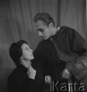 Po 1958, Warszawa, Polska.
Elżbieta Barszczewska i Czesław Wołłejko w garderobie Teatru Polskiego przed spektaklem 