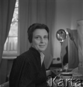 Po 1958, Warszawa, Polska.
Elżbieta Barszczewska w garderobie Teatru Polskiego przed spektaklem 