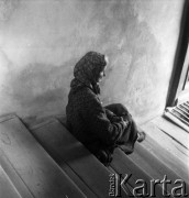 1958, Kazimierz Dolny, Polska.
Stara kobieta siedząca na schodach.
Fot. Irena Jarosińska, zbiory Ośrodka KARTA