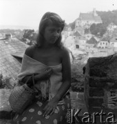 1958, Kazimierz Dolny, Polska.
Kobieta na tle Rynku.
Fot. Irena Jarosińska, zbiory Ośrodka KARTA