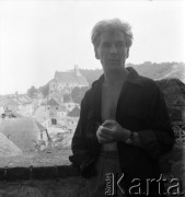 1958, Kazimierz Dolny, Polska.
Reżyser Janusz Nasfeter na tle Rynku.
Fot. Irena Jarosińska, zbiory Ośrodka KARTA