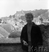 1958, Kazimierz Dolny, Polska.
Reżyser Janusz Nasfeter na tle Rynku.
Fot. Irena Jarosińska, zbiory Ośrodka KARTA