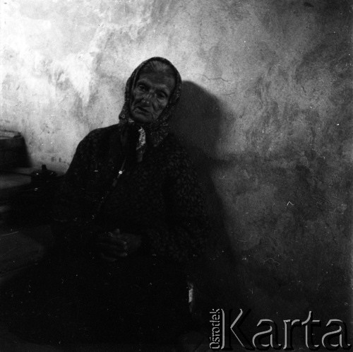 1958, Kazimierz Dolny, Polska.
Stara kobieta siedząca na schodach.
Fot. Irena Jarosińska, zbiory Ośrodka KARTA
