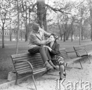 1960, Warszawa, Polska.
Para w Ogrodzie Saskim.
Fot. Irena Jarosińska, zbiory Ośrodka KARTA