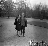 1960, Warszawa, Polska.
Para w Ogrodzie Saskim.
Fot. Irena Jarosińska, zbiory Ośrodka KARTA