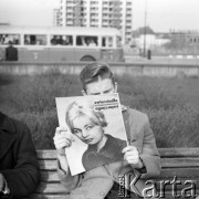 1960, Warszawa, Polska.
Młody mężczyzna czyta 