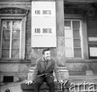1960, Warszawa, Polska.
Młody mężczyzna przed Kinem Anatol na ulicy Elektoralnej.
Fot. Irena Jarosińska, zbiory Ośrodka KARTA