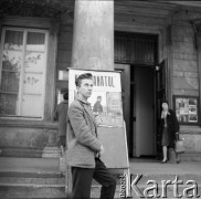 1960, Warszawa, Polska.
Młody mężczyzna przed Kinem Anatol na ulicy Elektoralnej.
Fot. Irena Jarosińska, zbiory Ośrodka KARTA