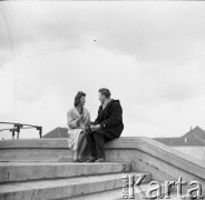 1960, Warszawa, Polska.
Para na ulicy Marcelego Nowotki (obecnie gen. Władysława Andersa).
Fot. Irena Jarosińska, zbiory Ośrodka KARTA