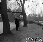 1960, Warszawa, Polska.
Para na spacerze w Ogrodzie Saskim.
Fot. Irena Jarosińska, zbiory Ośrodka KARTA