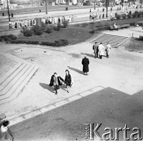 1960, Warszawa, Polska.
Para na ulicy Marcelego Nowotki (obecnie gen. Władysława Andersa).
Fot. Irena Jarosińska, zbiory Ośrodka KARTA