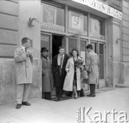 1960, Warszawa, Polska.
Para przed kinem Muranów na ulicy Marcelego Nowotki (obecnie gen. Władysława Andersa).
Fot. Irena Jarosińska, zbiory Ośrodka KARTA