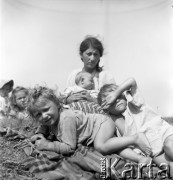 1958, Polska.
Cyganka z dziećmi.
Fot. Irena Jarosińska, zbiory Ośrodka KARTA