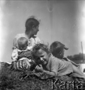 1958, Polska.
Cyganka z dziećmi.
Fot. Irena Jarosińska, zbiory Ośrodka KARTA