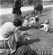 1958, Polska.
Cyganki z dziećmi.
Fot. Irena Jarosińska, zbiory Ośrodka KARTA