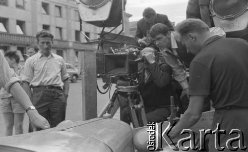 1959, Warszawa, Polska.
Reżyser Stanisław Wohl (za kamerą) i ekipa filmowa na planie filmu 