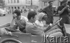 1959, Warszawa, Polska.
Aktorzy Barbara Kwiatkowska i Bronisław Pawlik (na pierwszym planie) oraz asystent reżysera Henryk Kluba (na tylnym siedzeniu) na planie zdjęciowym filmu 
