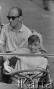 1959, Warszawa, Polska.
Aktorka Barbara Kwiatkowska oraz asystent reżysera Henryk Kluba (na tylnym siedzeniu) na planie zdjęciowym filmu 