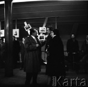 1960, Polska.
Osoby w holu w kinie.
Fot. Irena Jarosińska, zbiory Ośrodka KARTA