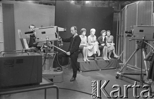 Ok. 1961, Warszawa, Polska.
Studio telewizyjne.
Fot. Irena Jarosińska, zbiory Ośrodka KARTA