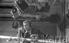 Ok. 1961, Warszawa, Polska.
Studio telewizyjne, realizator na rusztowaniu.
Fot. Irena Jarosińska, zbiory Ośrodka KARTA