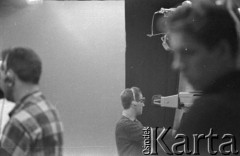 Ok. 1961, Warszawa, Polska.
Ekipa telewizyjna w studio.
Fot. Irena Jarosińska, zbiory Ośrodka KARTA