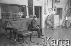 Ok. 1961, Warszawa, Polska.
Studio telewizyne.
Fot. Irena Jarosińska, zbiory Ośrodka KARTA