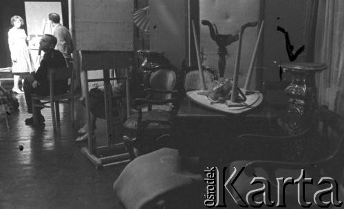 Ok. 1961, Warszawa, Polska.
Studio telewizyjne, na pierwszym planie rekwizyty.
Fot. Irena Jarosińska, zbiory Ośrodka KARTA