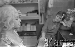 Ok. 1961, Warszawa, Polska.
Aktorka Kalina Jędrusik w charakteryzatorni telewizyjnej.
Fot. Irena Jarosińska, zbiory Ośrodka KARTA